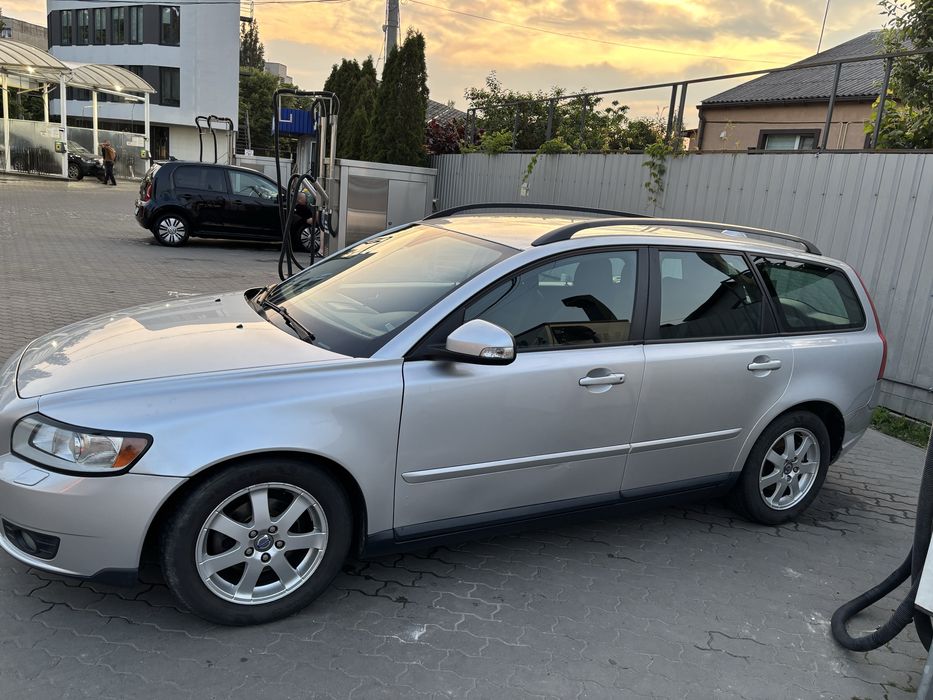 Автомобіль volvo v50