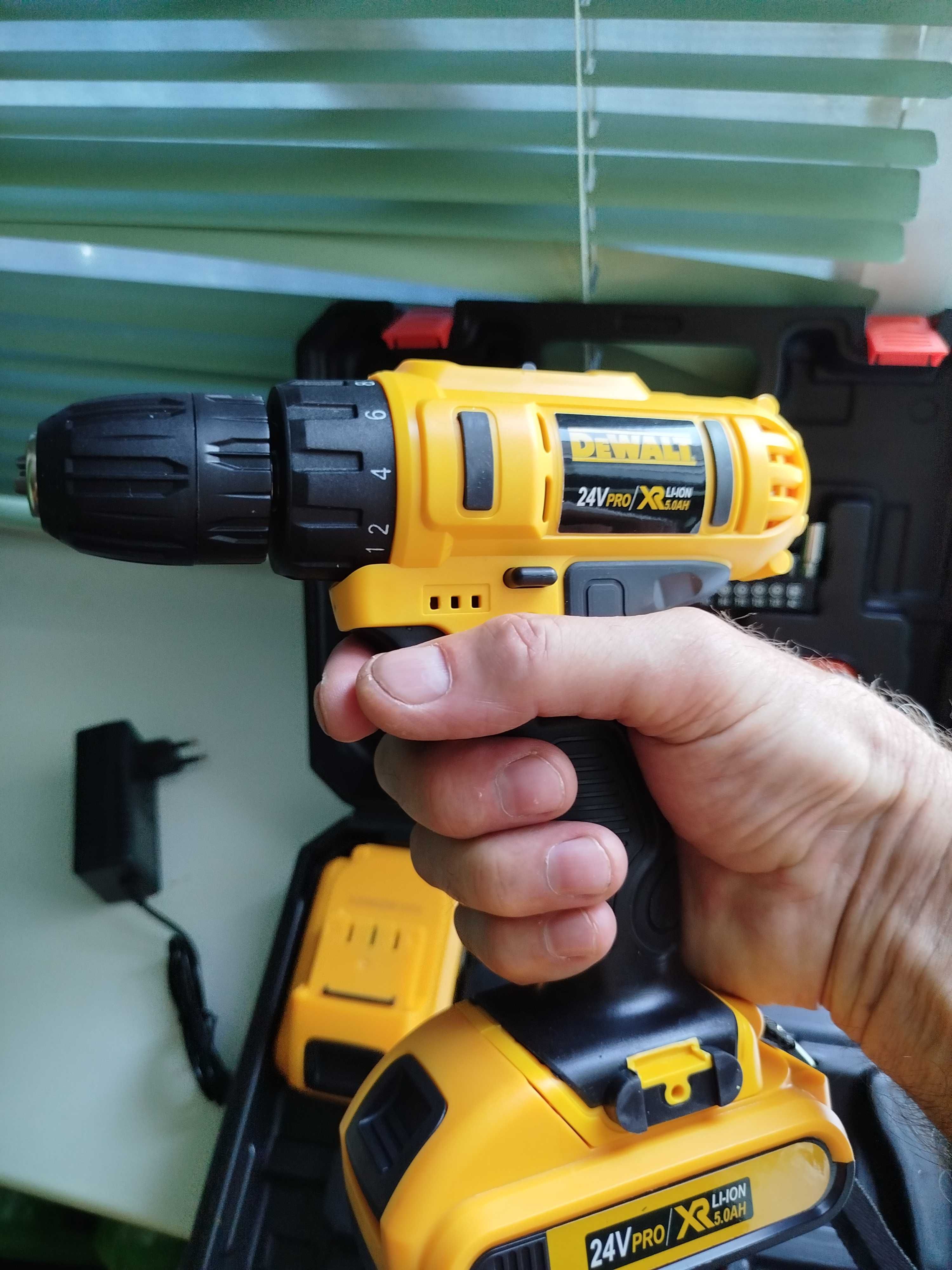 Акумуляторний шуруповерт Dewalt 2 акумулятори 24V 5A інструмент кейс