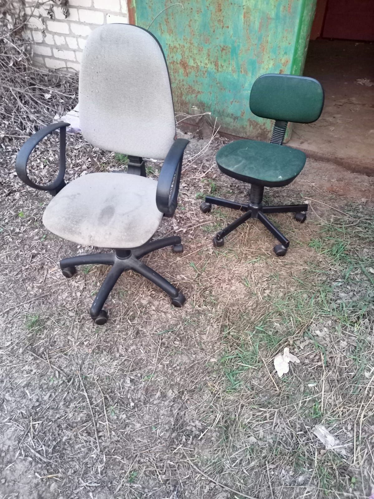 Продам два компьютерных кресла.