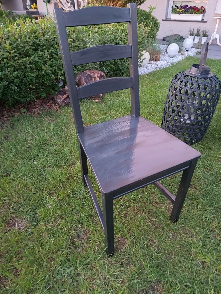 Krzesła drewniane czarne.