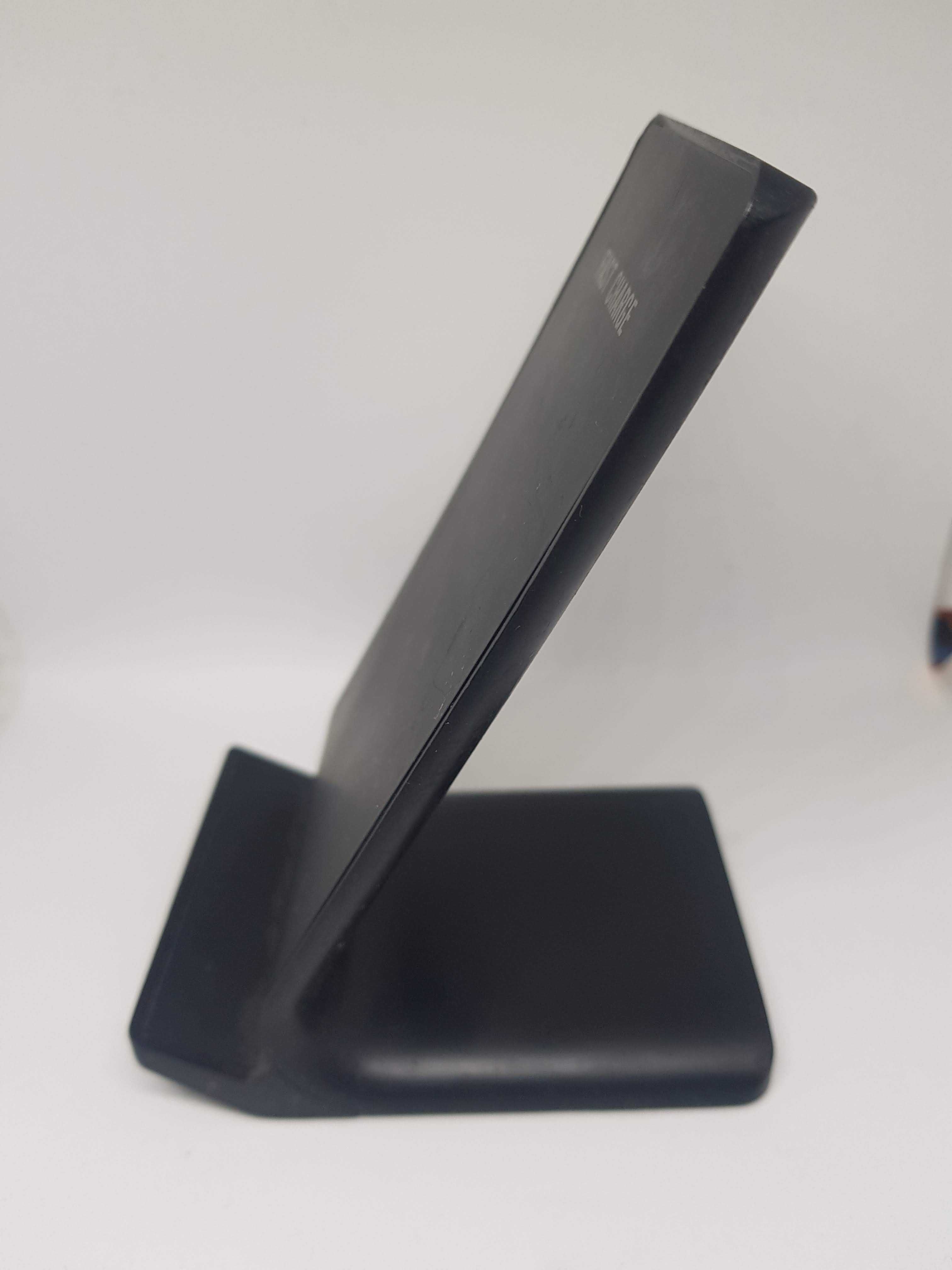 Podstawka z ładowarką indukcyjną do telefonu
