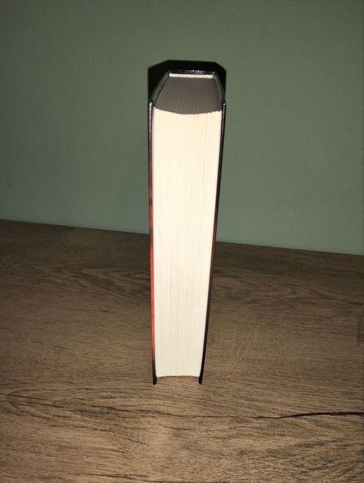 Терри Пратчетт и Нил Гейман — «Благие знамения»
Мягкая обложка, оригин