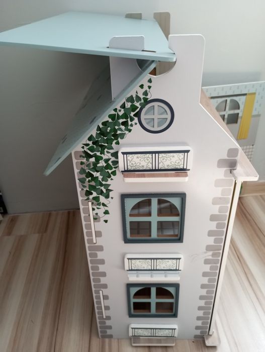 Drewniany domek dla lalek