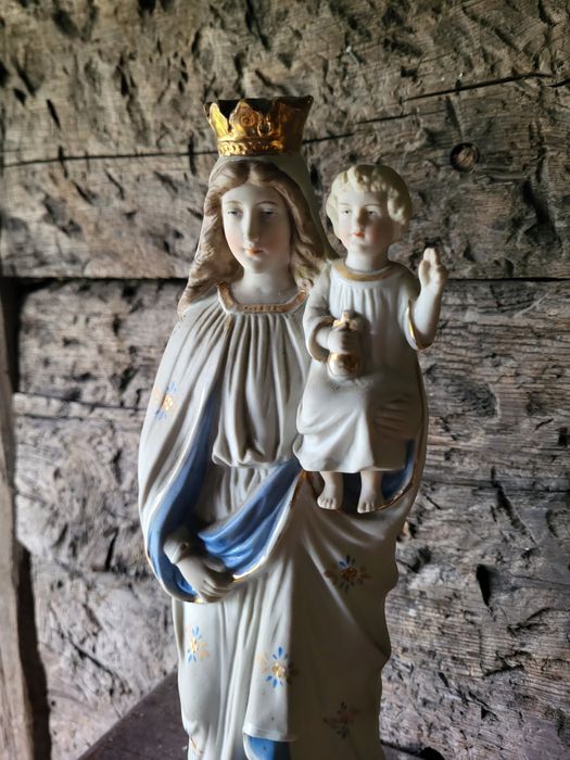Biskwit Maryja Królowa z porcelany