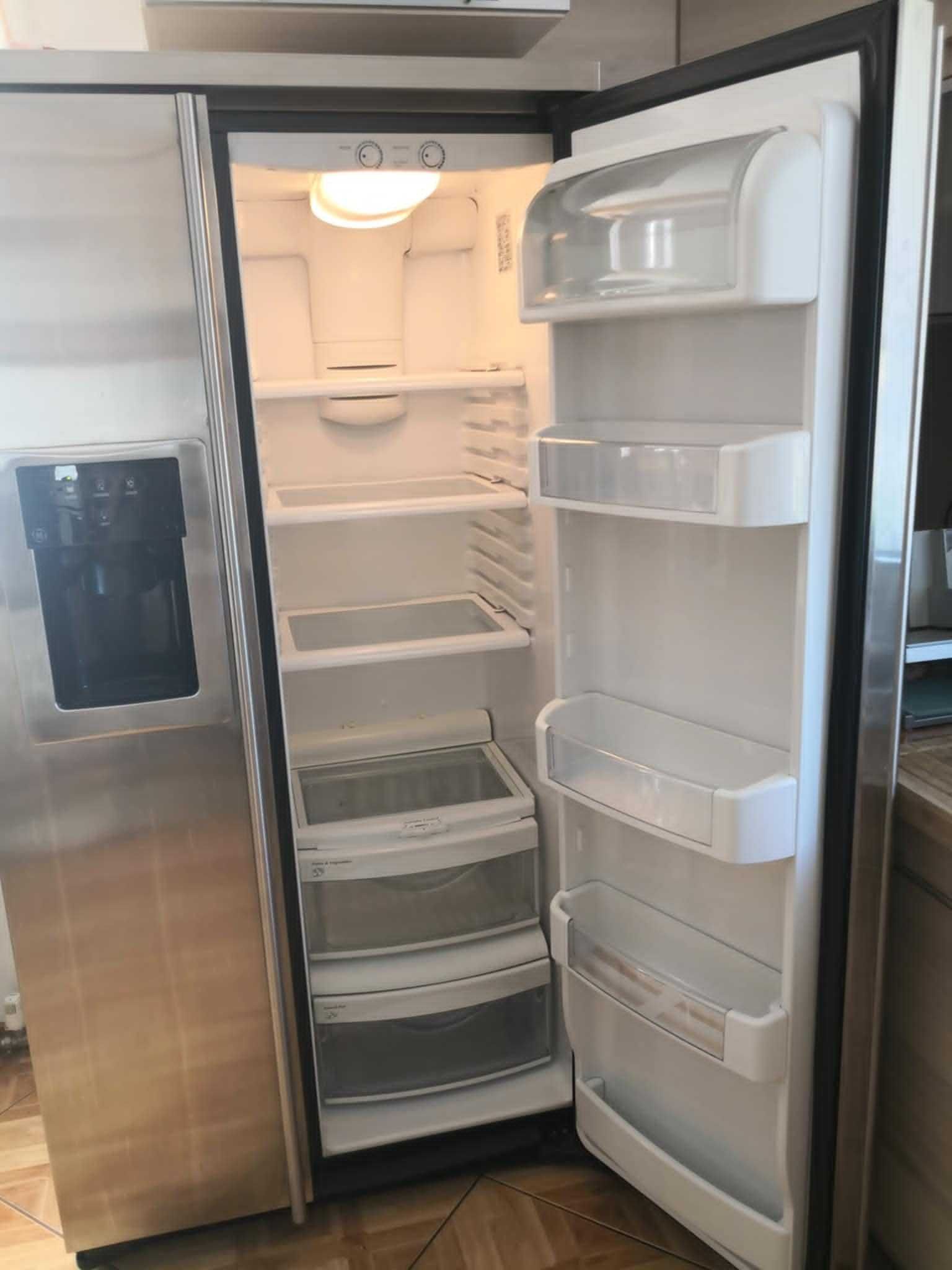 Lodówka dwudrzwiowa z kostkarką do lodu