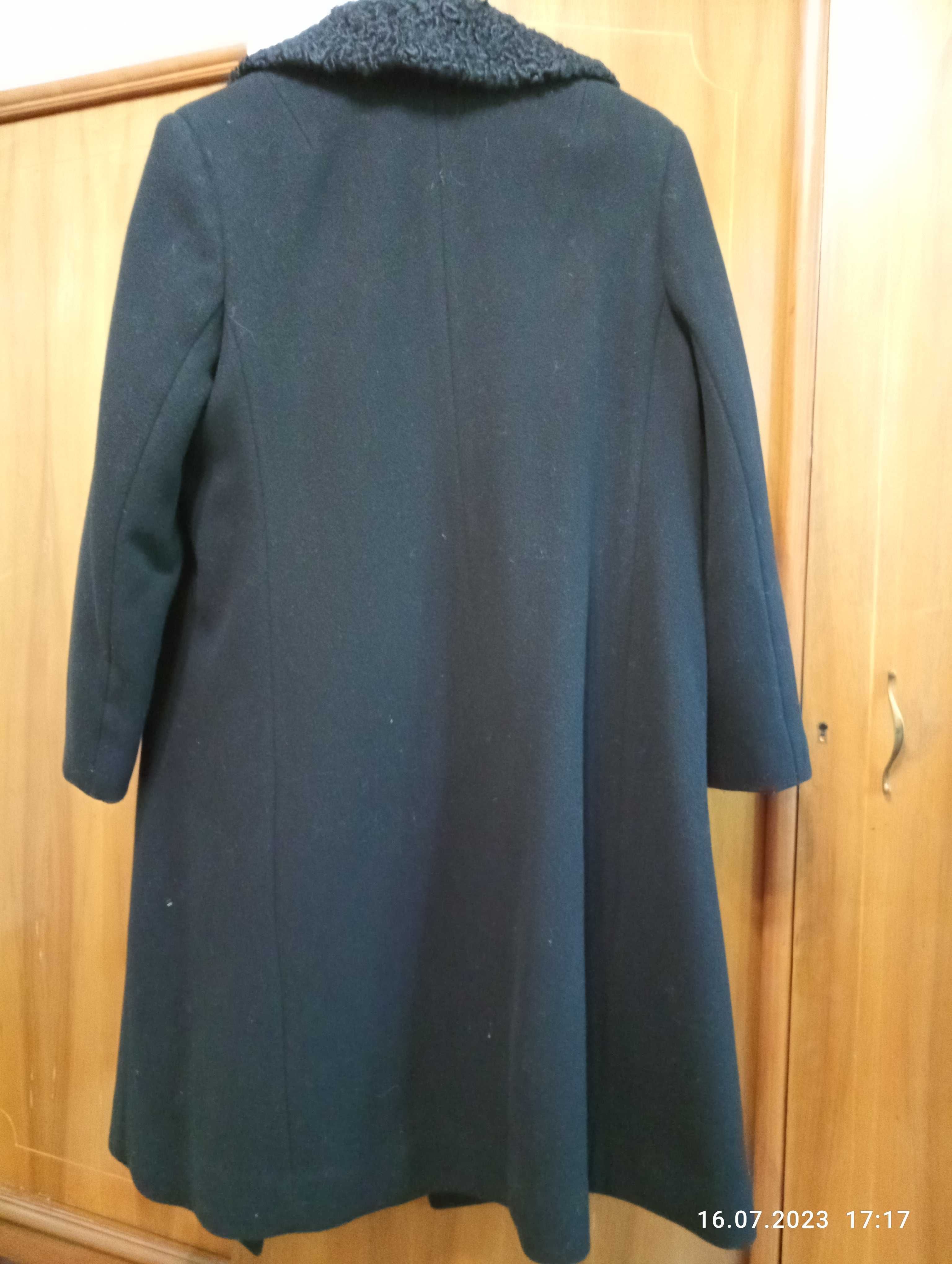 Женское шерстяное пальто с каракулевым воротником