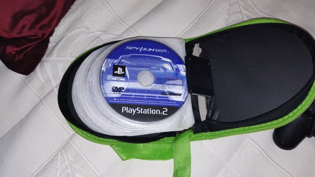 PlayStation PS2 preta com volante, pedais, câmara