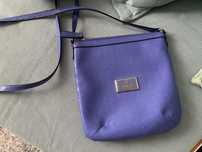 Chabrowa torebka listonoszka Guess