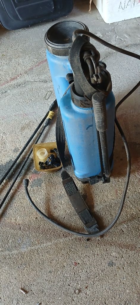 Pulverizador a pressão com lança telescópica