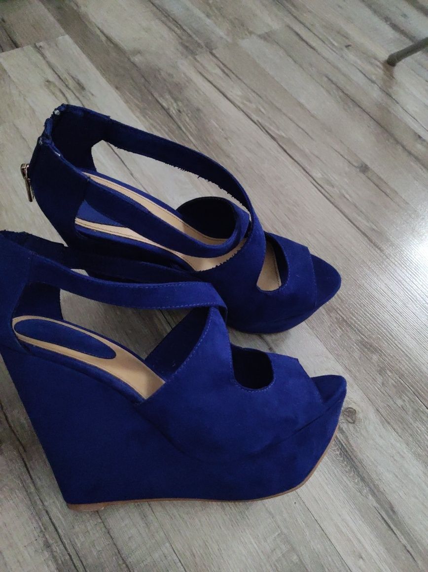 Buty, koturny,paski Bershka