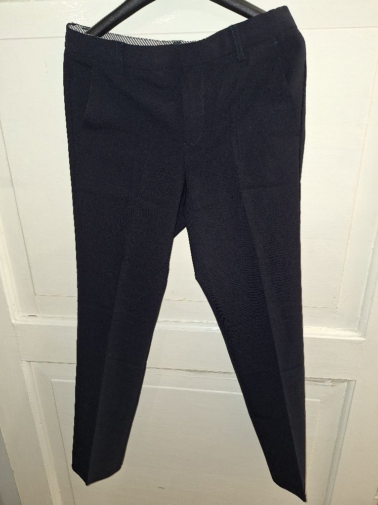 Granatowe spodnie na kant garniturowe 134/140 dla chłopca komunia C&A