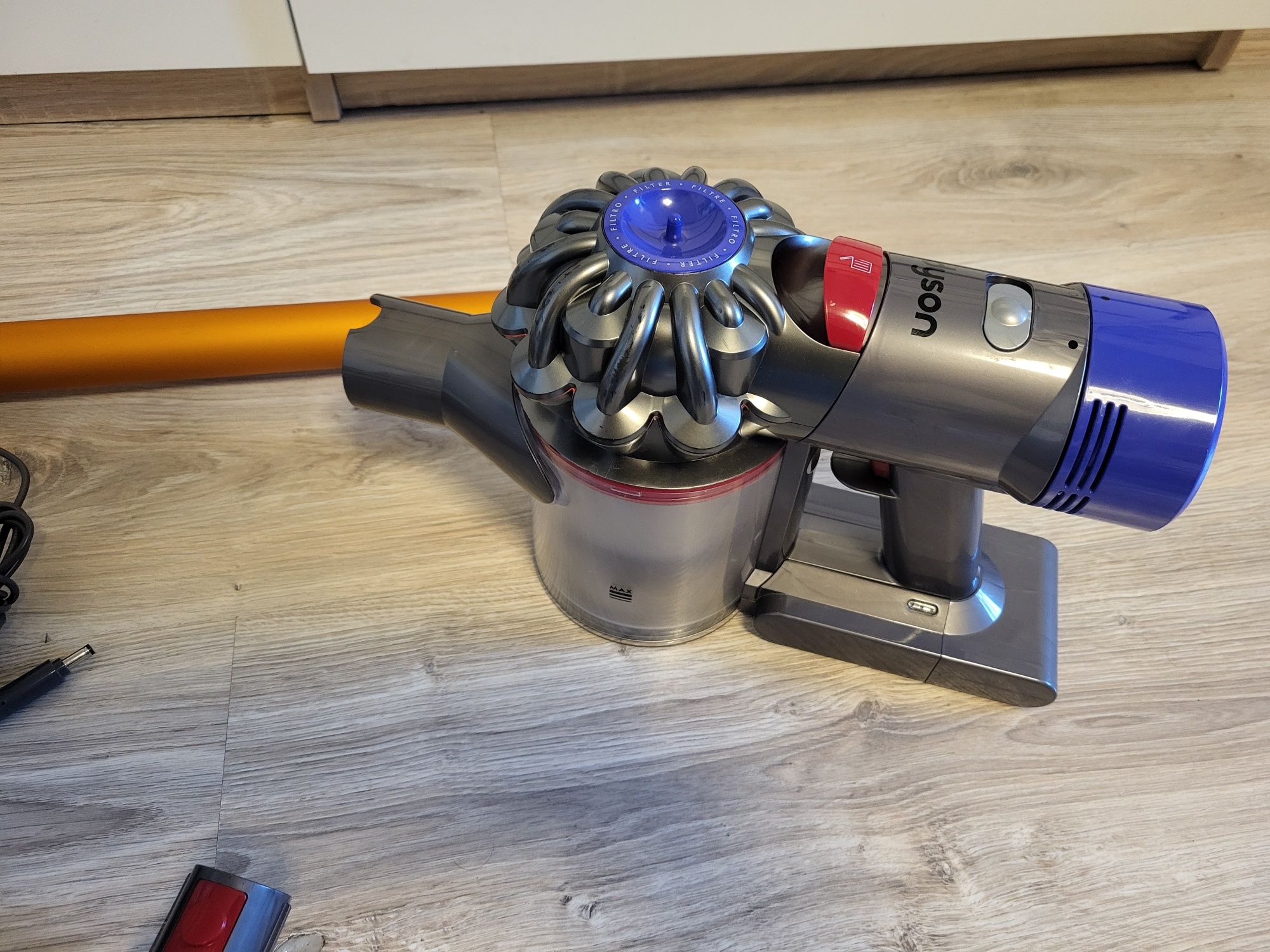 Odkurzacz Dyson v8 absolute bezprzewodowy pionowy ładny