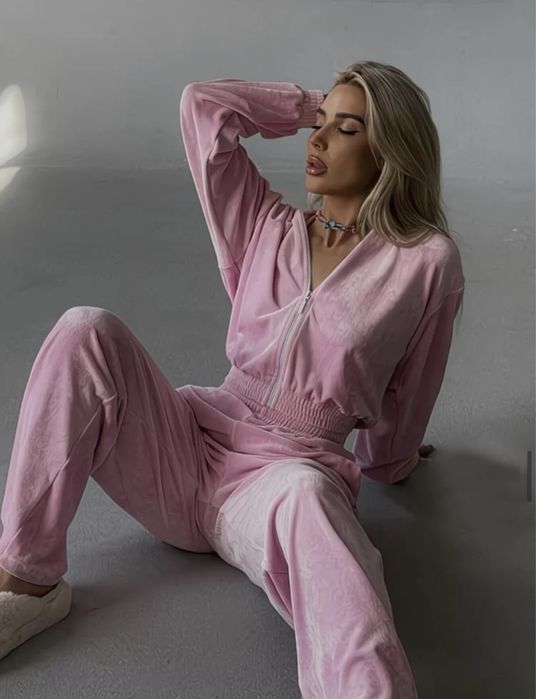 Różowy welurowy dres