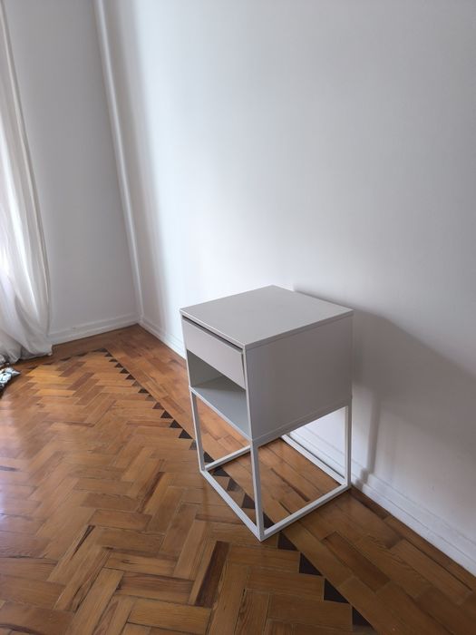 Mesa de cabeceira VIKHAMMER como nova