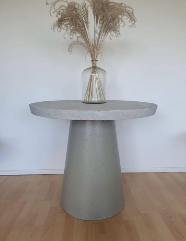Betonowy stół – unikat z Niemiec, nowoczesny design