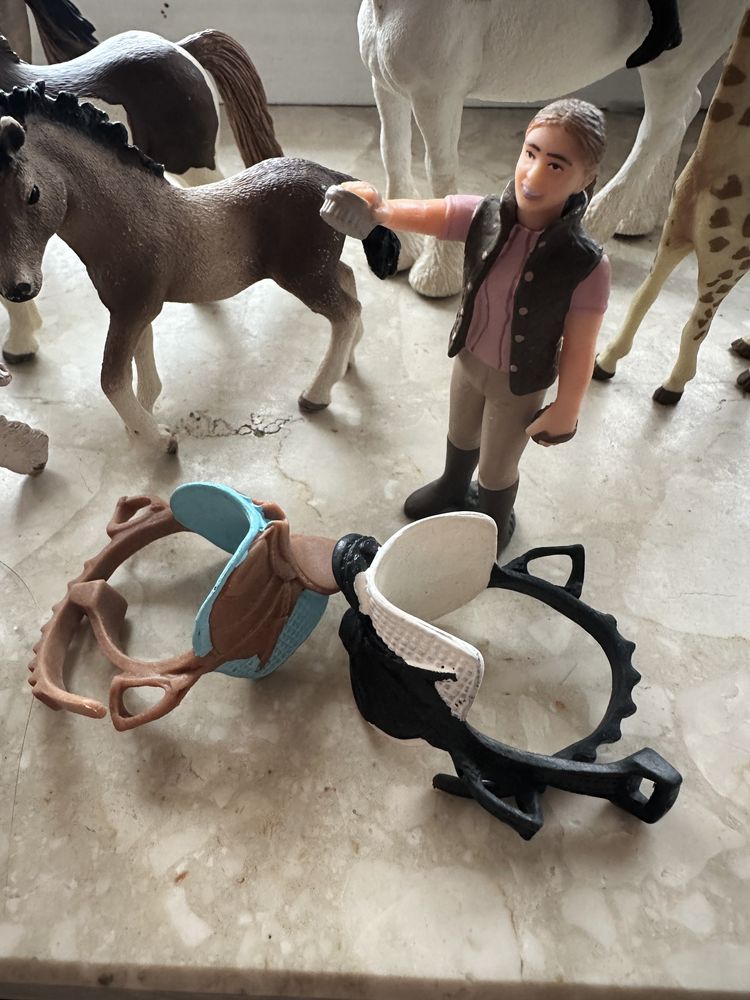 Schleich zestaw koni jeźdźcy i sprzęt