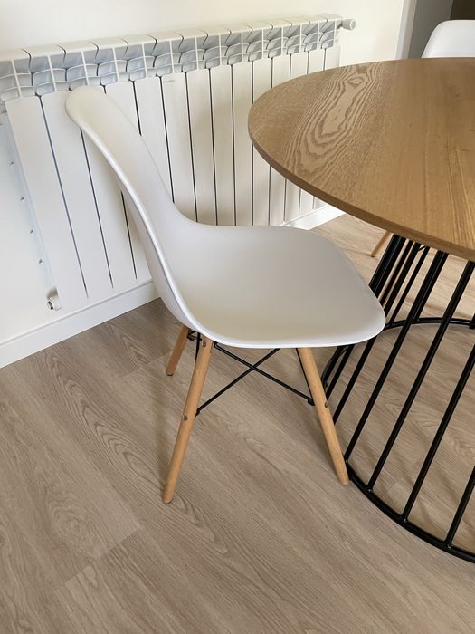 Mesa de jantar + duas cadeiras