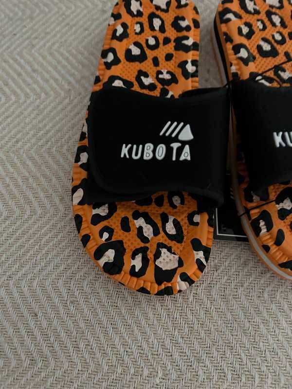 NOWE piankowe klapki basenowe Kubota rzep 38 panterka pomarańczowe