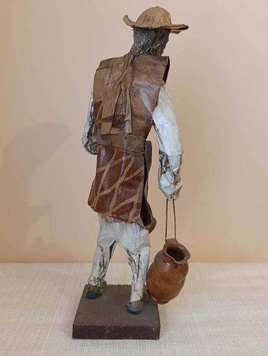 Figura artesanato homem com potes barro - papel maché