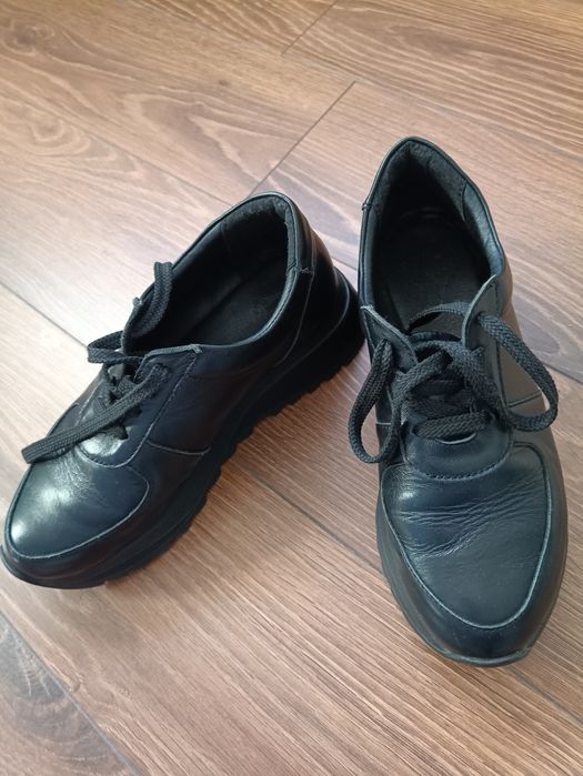 Жіночі кросівки шкіряні