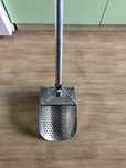 Sito do poszukiwań sand scoop w wodzie plaży wykrywacz metali