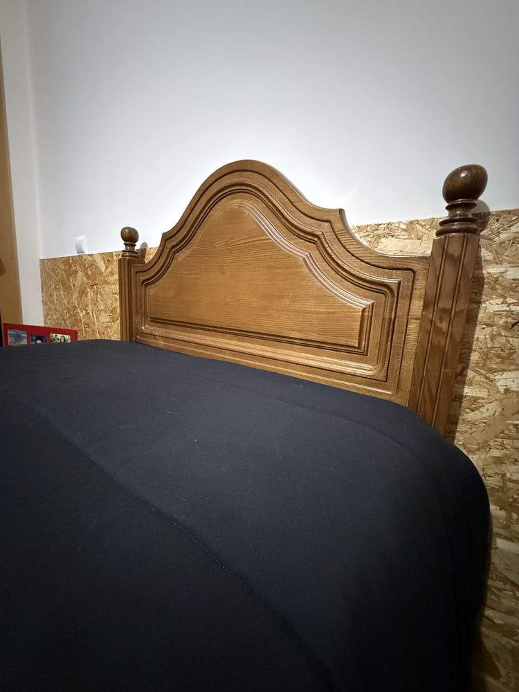 Cama de solteiro com mesa de cabeceira