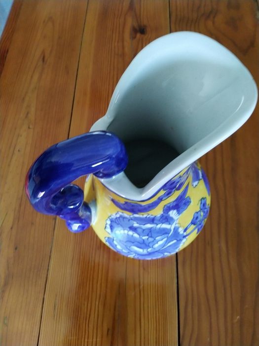 Jarro novo, em faiança em tons de amarelo, azul e branco