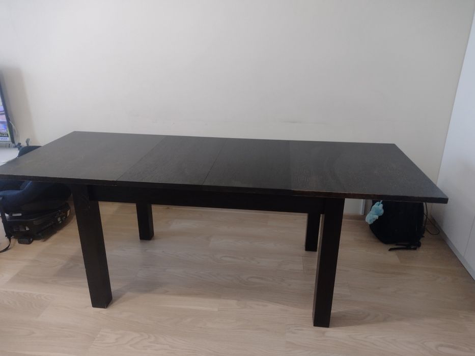 Stół rozkładany z krzesłami