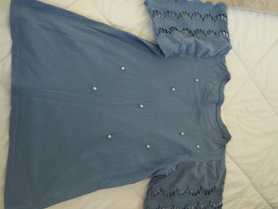 Blusa azul com renda e pérolas. TAM M.oferta portes correio normal