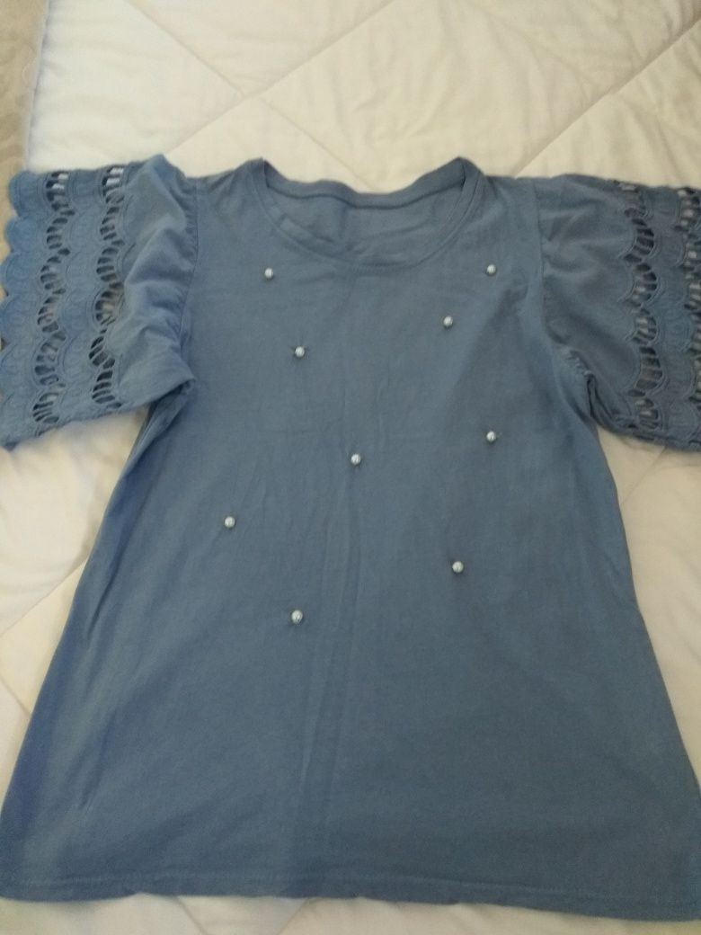 Blusa azul com renda e pérolas. TAM M.oferta portes correio normal