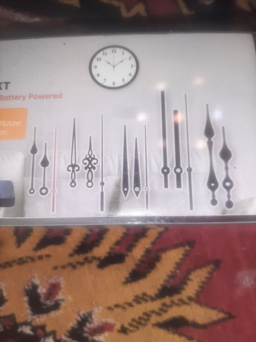 Mechanizm zegarowy ze wskazòwkami