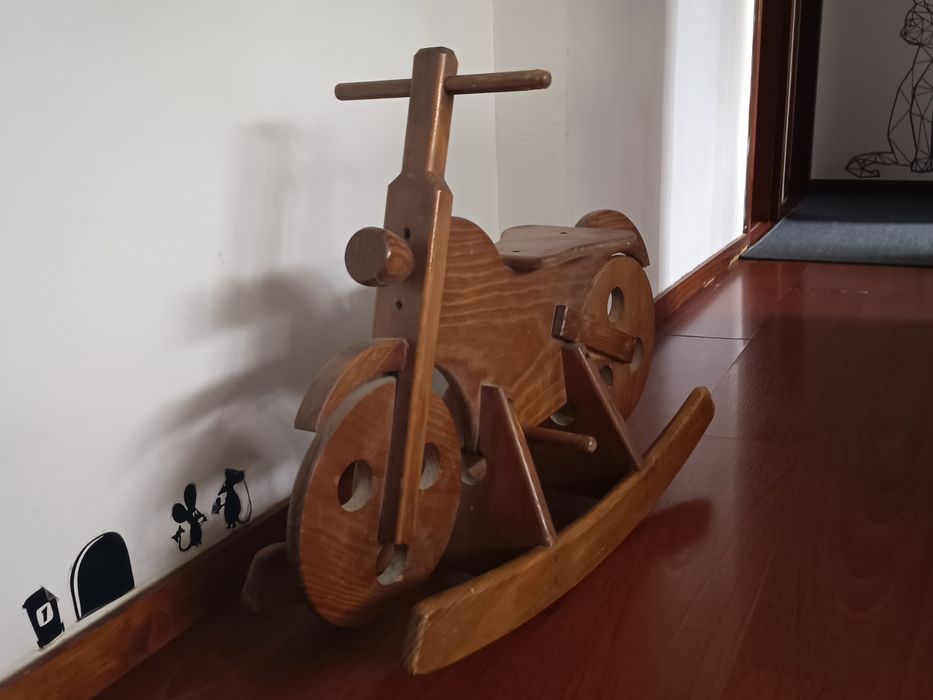 Mota baloiço de madeira.