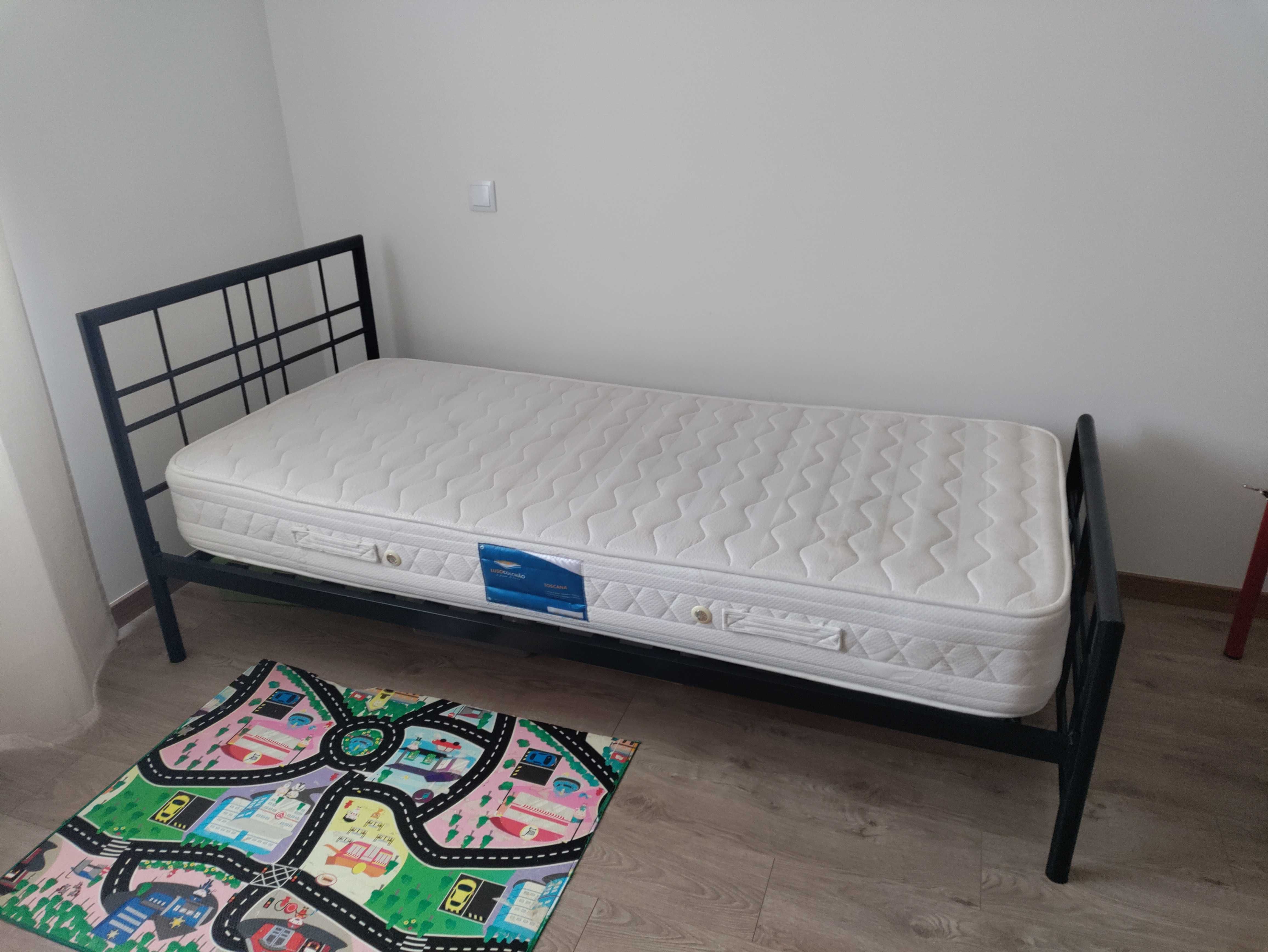 Cama de solteiro em ferro preto