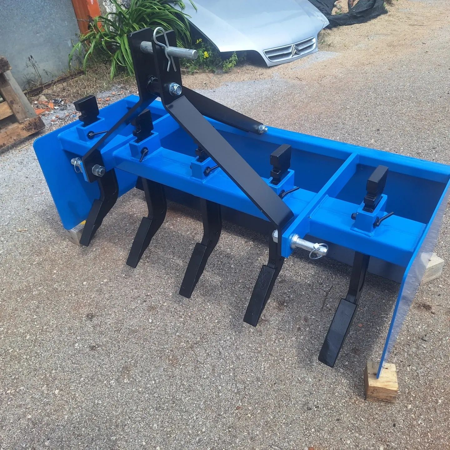 Desenrolador de arame e/ou mangueira de rega.