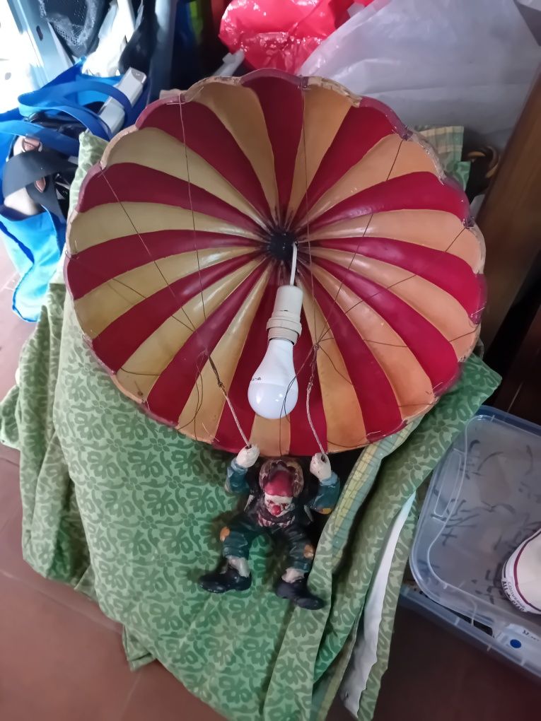 Candeeiro de palhaço em paraquedas