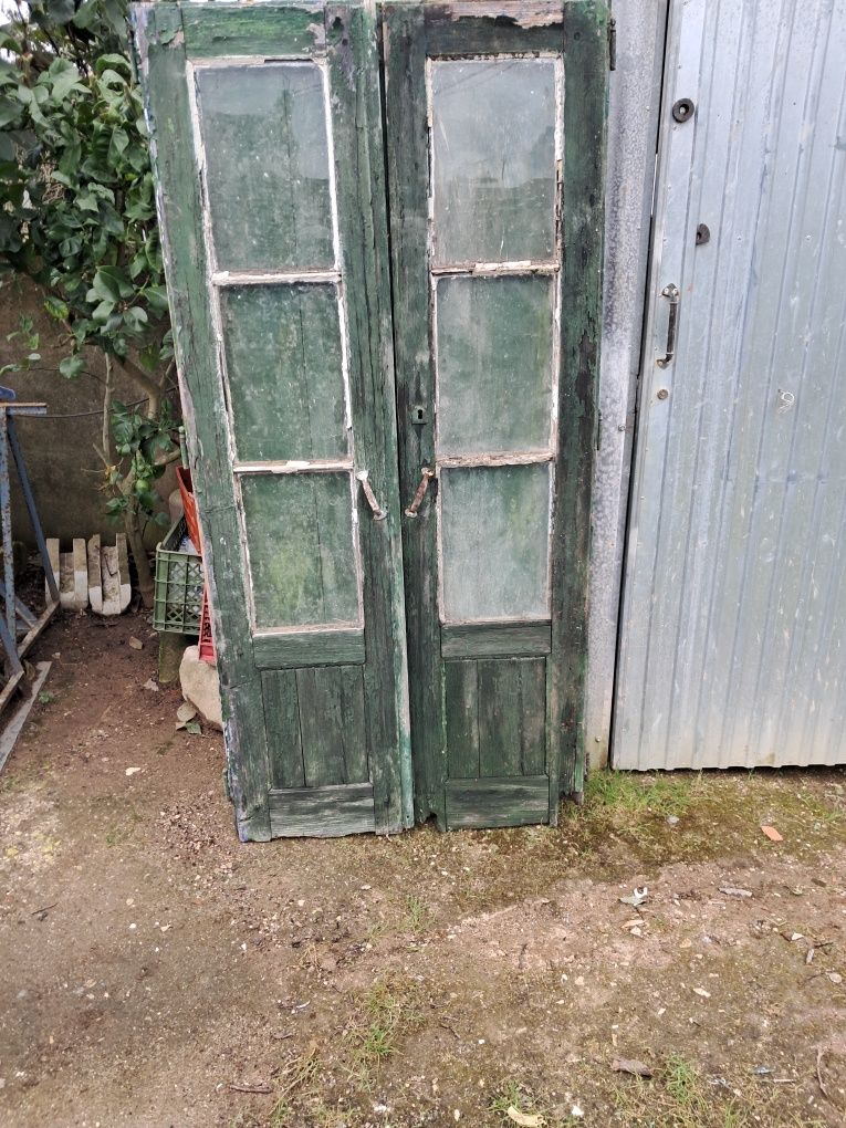Portas em madeira usadas.