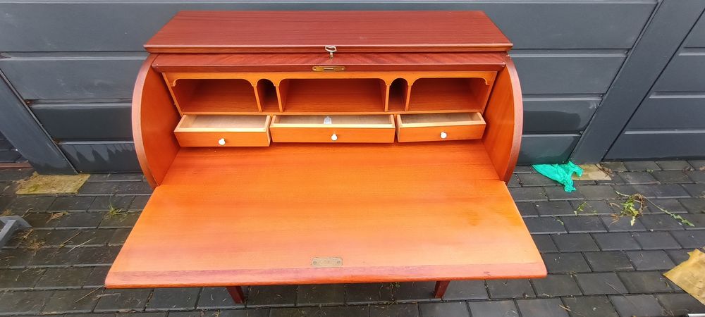 Sekretarzyk z roletą • vintage / mid-century • mahoń • 96×90×45 • ładn