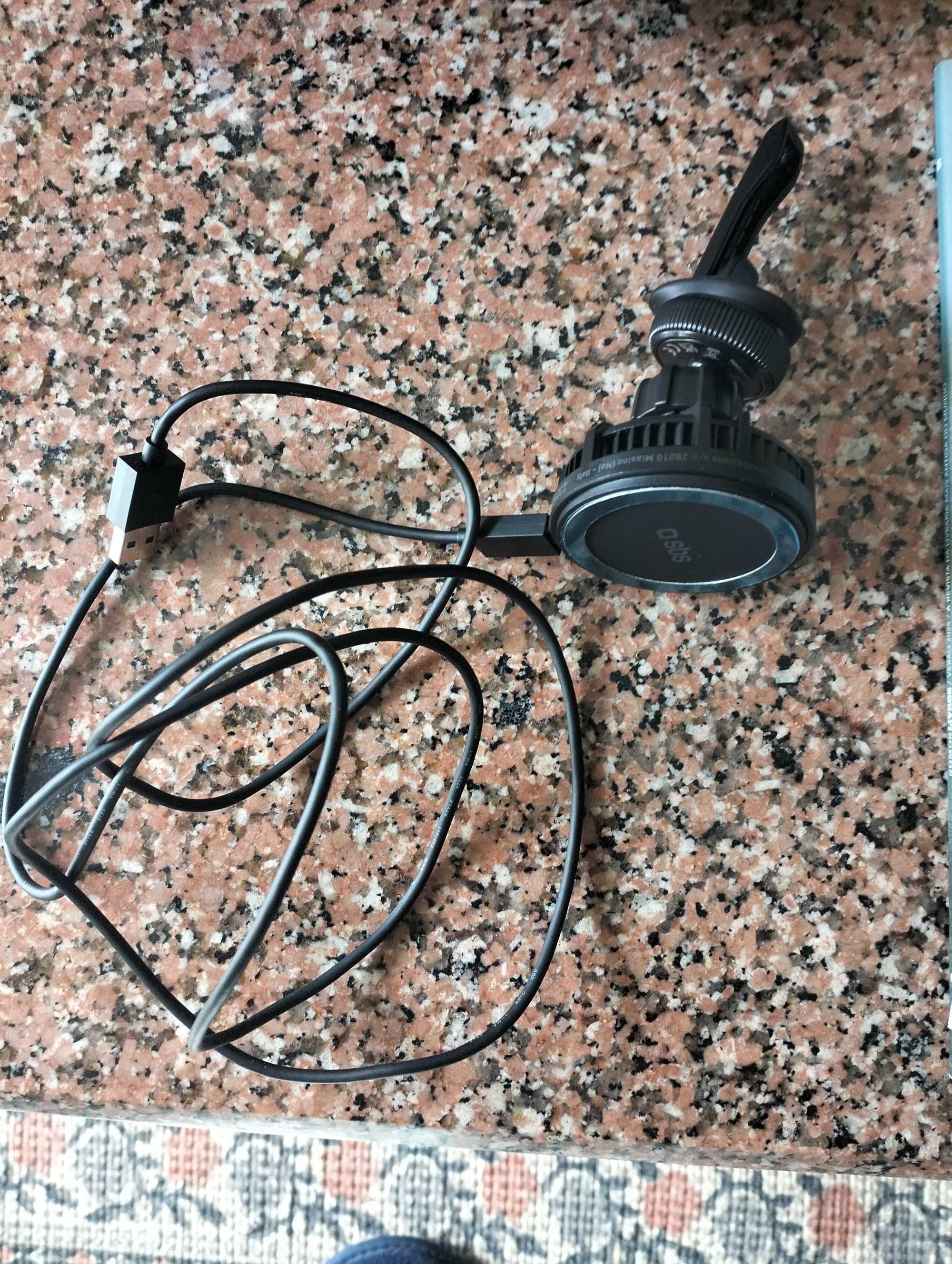 Vendo dispositivo e carregador de telemóvel para carro