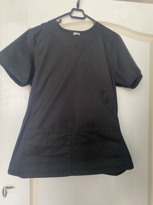 Медична кофта чорного кольру.