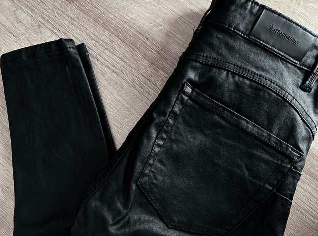 Spodnie rurki skinny czarne skórzane woskowane push up Stradivarius 36