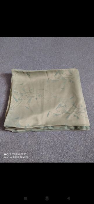 Obrus w trąbki zielonkawy