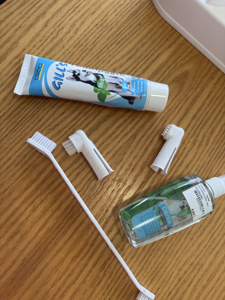 Vendo porta racão e agua,creme dental canino, escovinhas, spray bucal