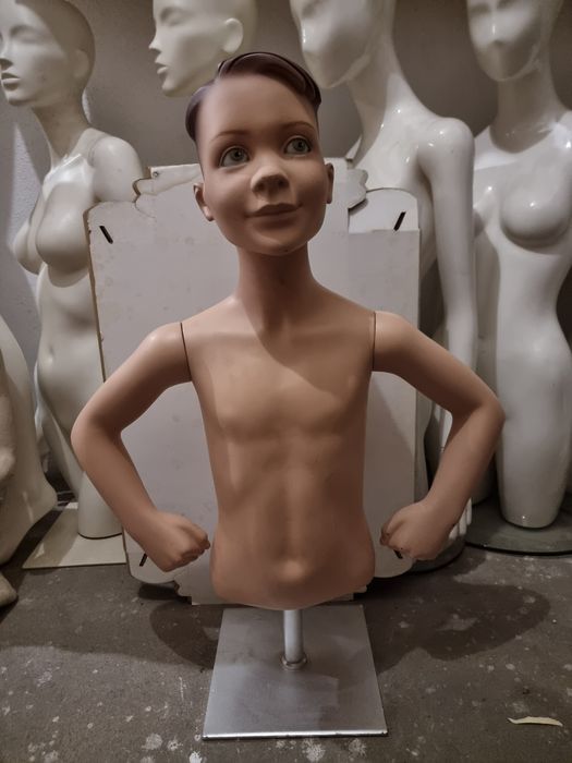 Busto de rapaz com cabeça