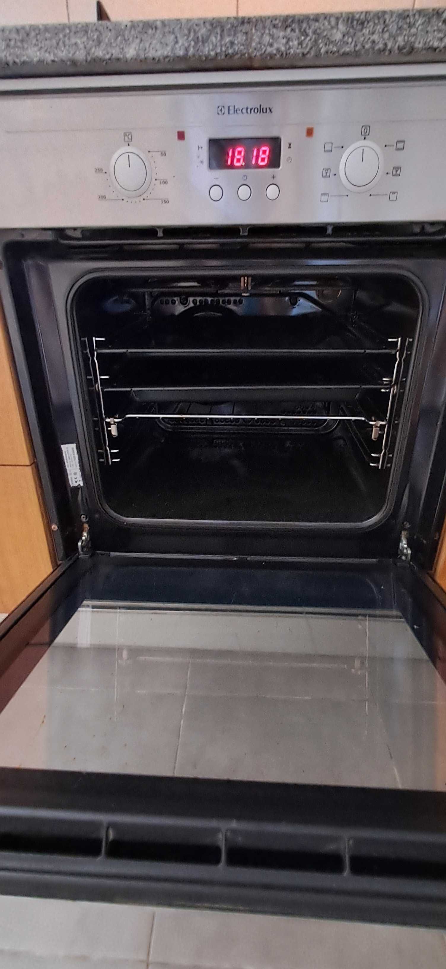 Forno eléctrico e placa fogão mista (gás e eléctrica)