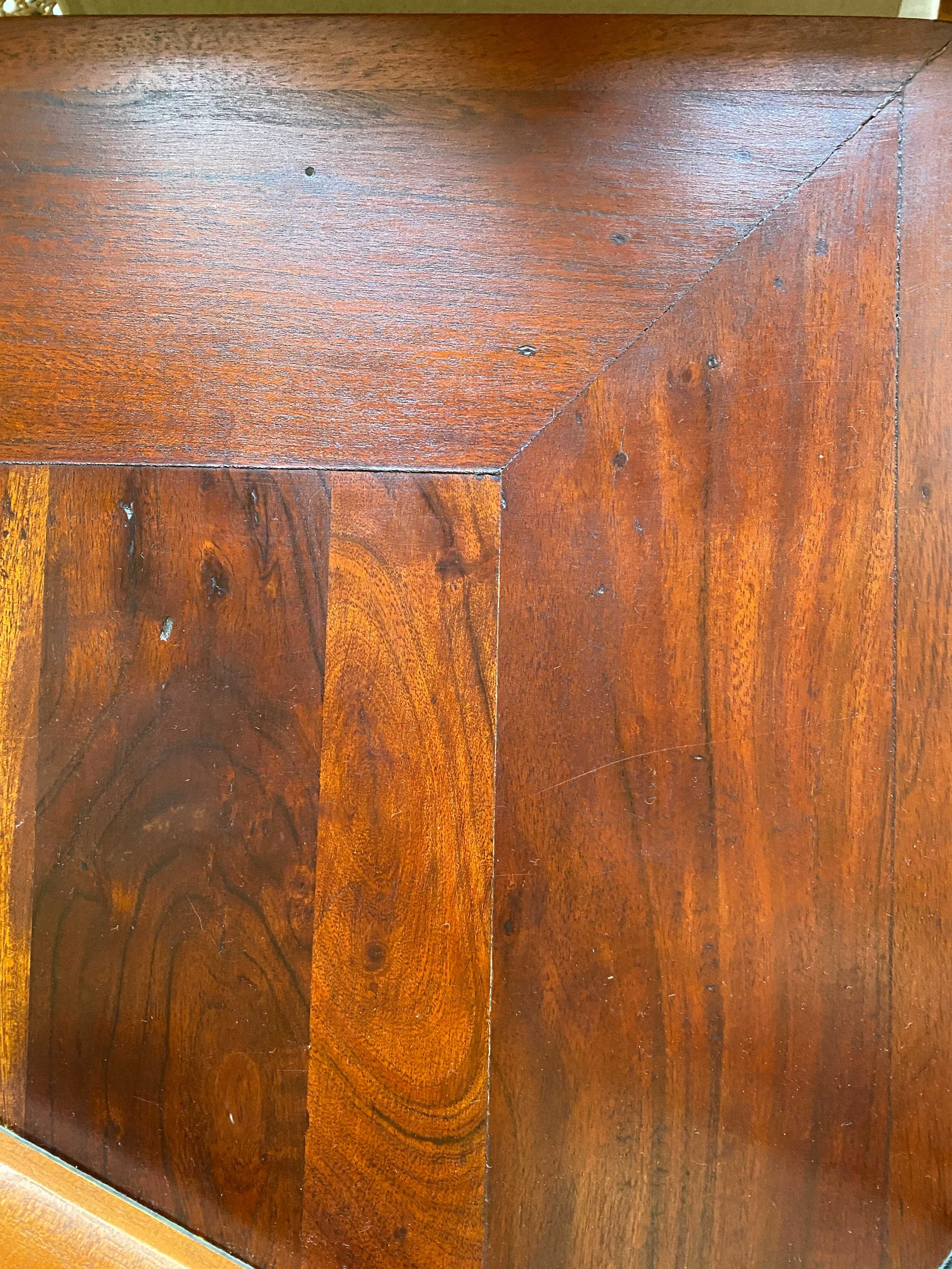 Mesa de Jantar de linhas direitas em madeira Maciça