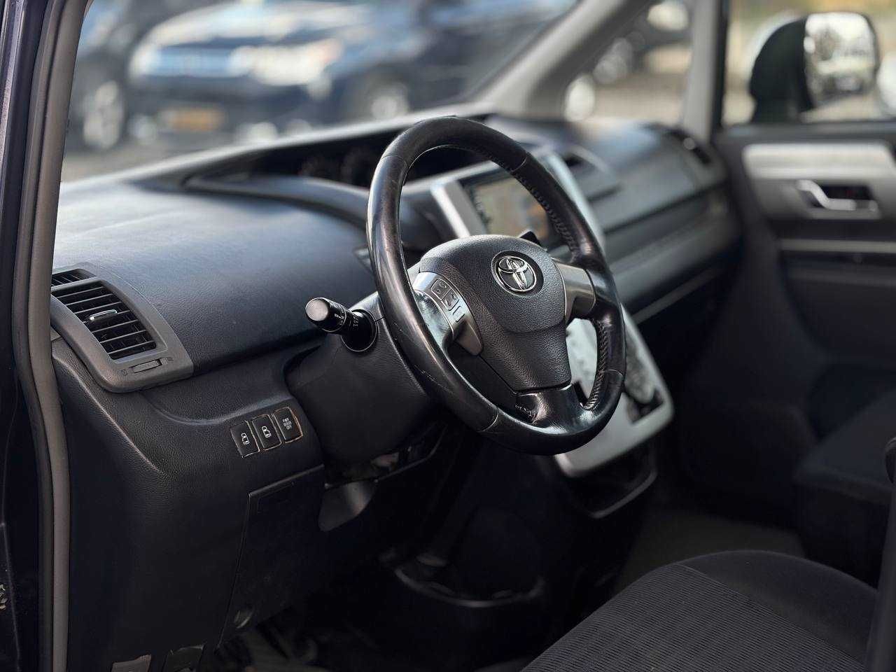 Toyota Voxy 2009 2.0 бензин автомат