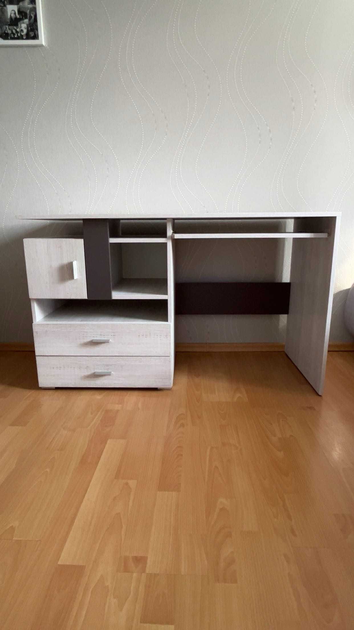 Biurko w kolorze jasnego dębu z szufladami i szafką