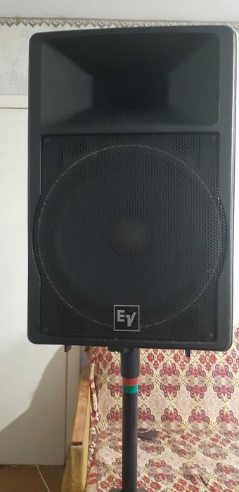 Две колонки E V с динамиками EVS 15 L