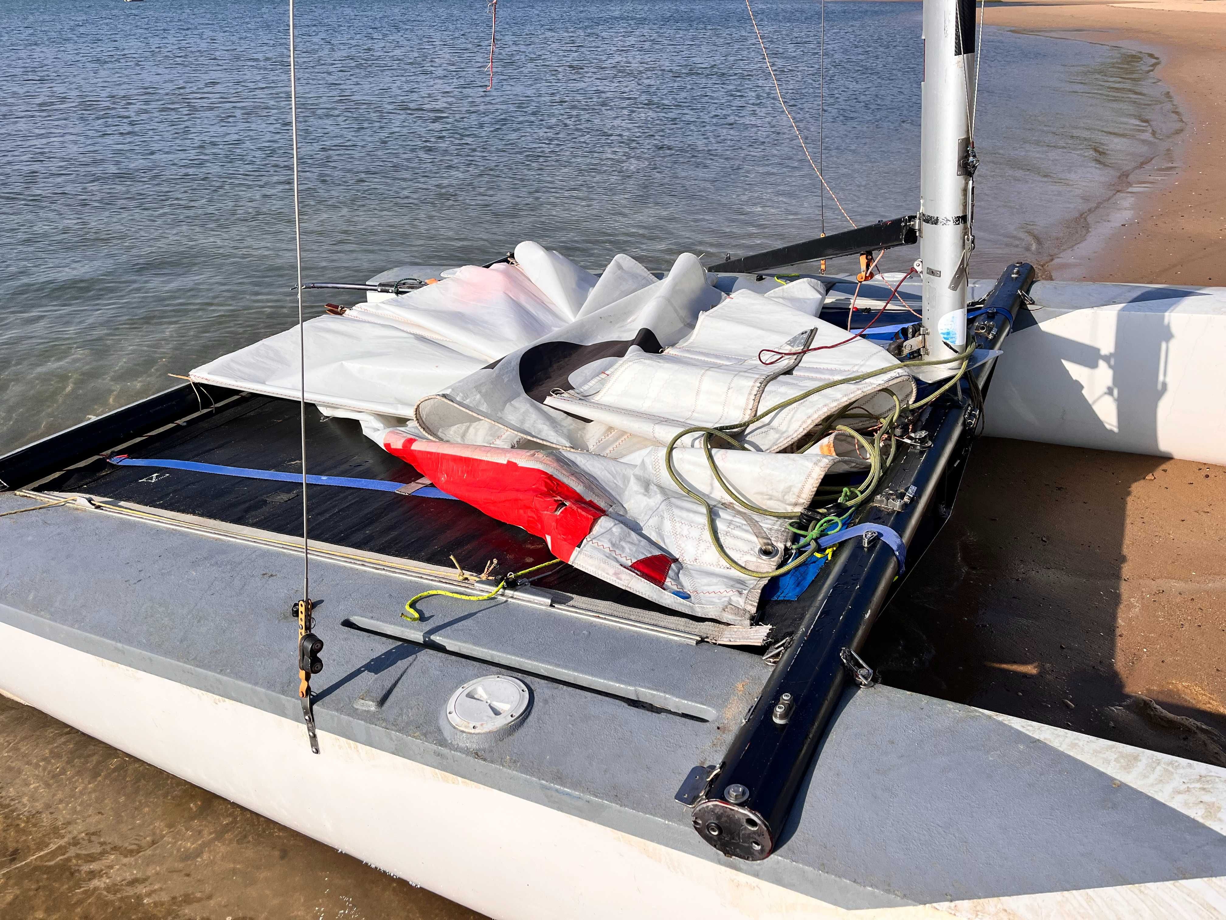 Tornado Catamarã Clássico à venda – com atrelado alemão top!