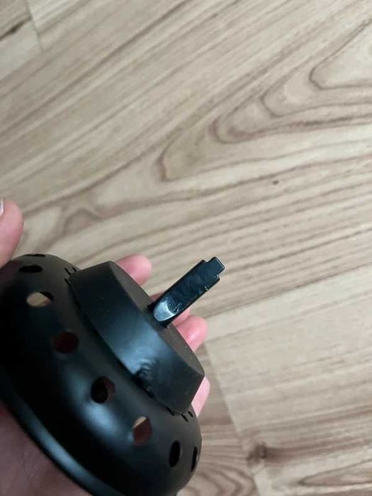 Eleganckie metalowe czarne sitko do zlewu